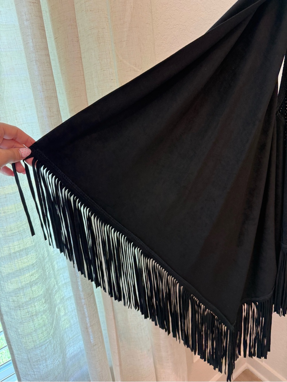 Sleeveless Fringe Open Vest in Black - Picture 3 of 3